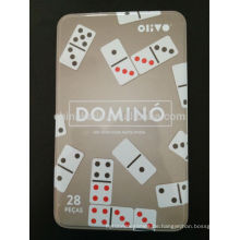 Elfenbein Domino in Eisenkiste gesetzt